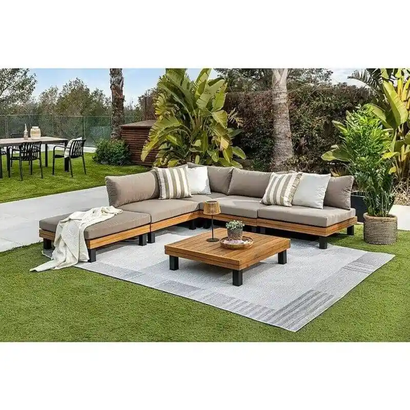 Sofá exterior madera cojines blancos jardín

