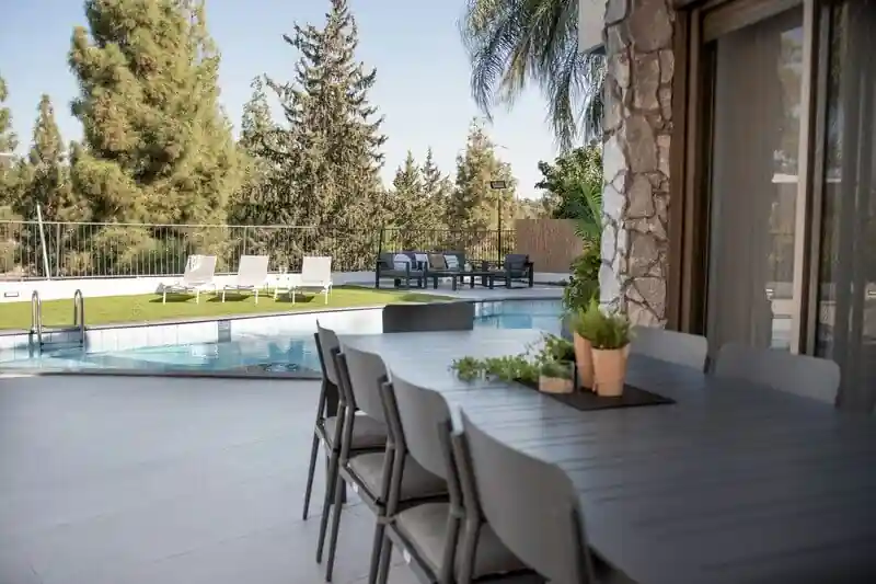 Mobiliario de jardín junto a piscina moderna
