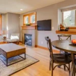 Mesas para salón con chimenea ambiente acogedor