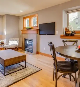 Mesas para salón con chimenea ambiente acogedor