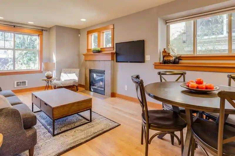 Mesas para salón con chimenea ambiente acogedor
