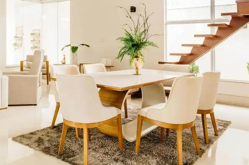 Mesa redonda madera sillas blancas tapizadas elegantes