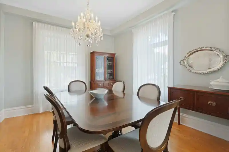 Mesa ovalada vintage sillas tapizadas comedor clásico
