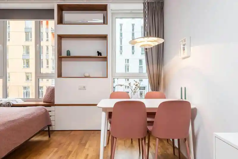 Mesas para salón estilo nórdico sillas rosas
