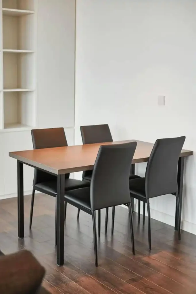 Mesa de comedor rectangular madera con sillas grises
