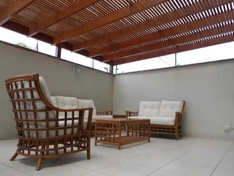 Sillones madera ratán terraza cubierta moderna
