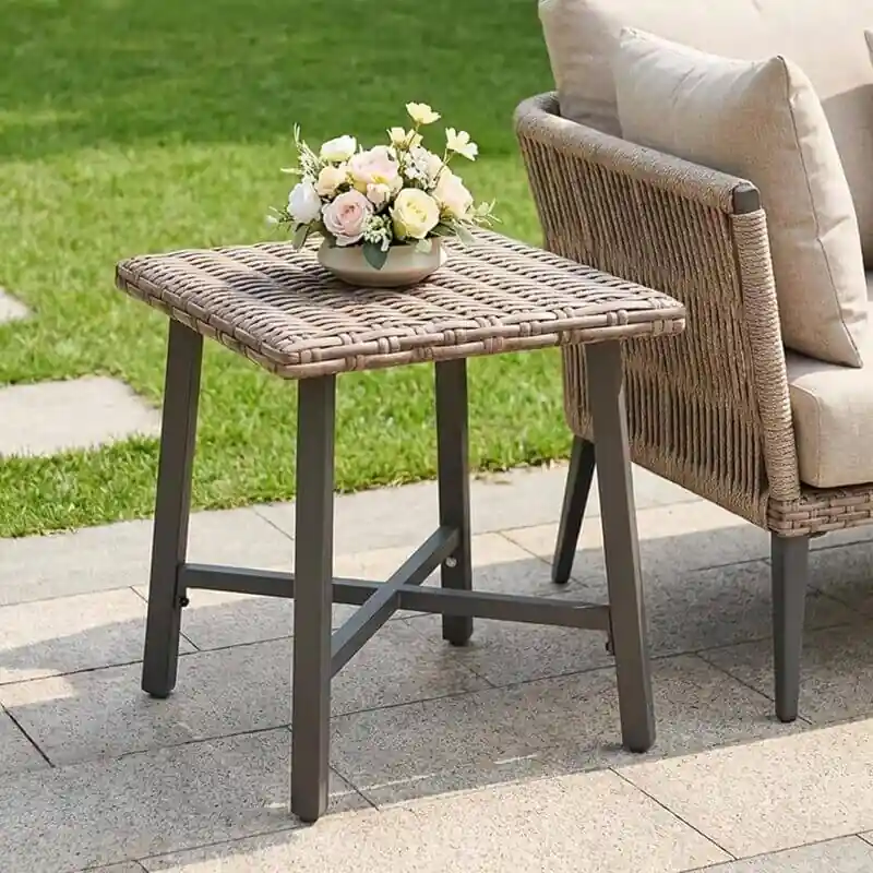 Mesa auxiliar ratán flores sillón jardín
